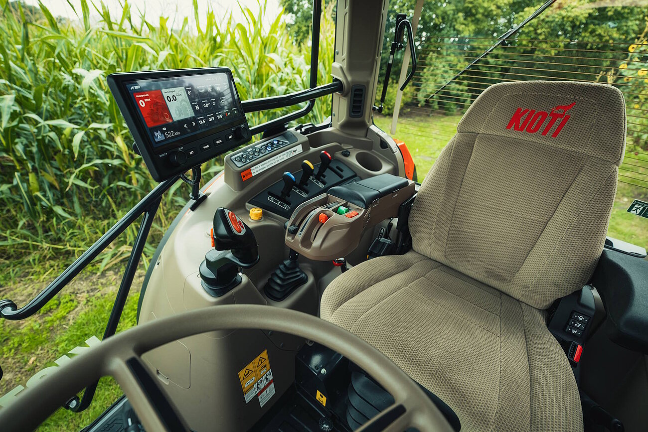 KIOTI HX1403 Cockpit 